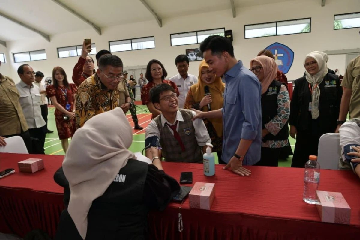 Indonesian VP reviews free health check program in Cirebon